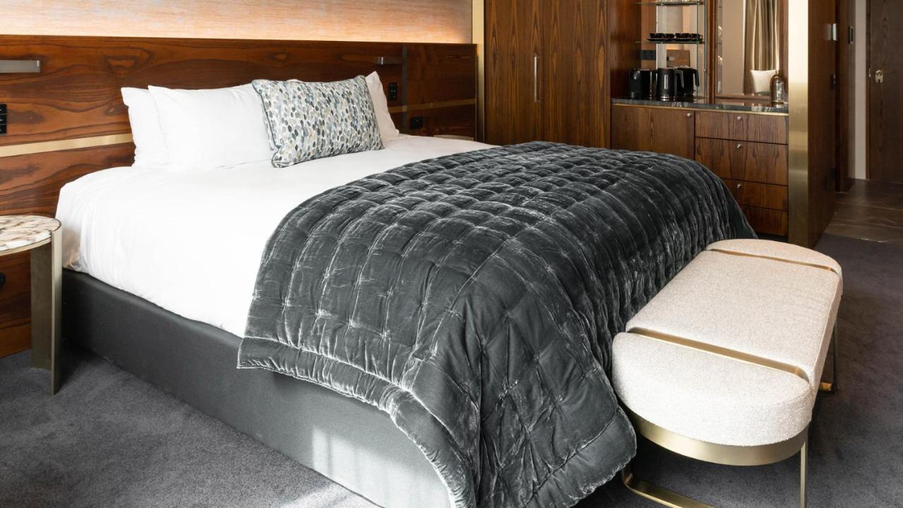 Horizon By Skycity Όκλαντ Εξωτερικό φωτογραφία A bed with a throw