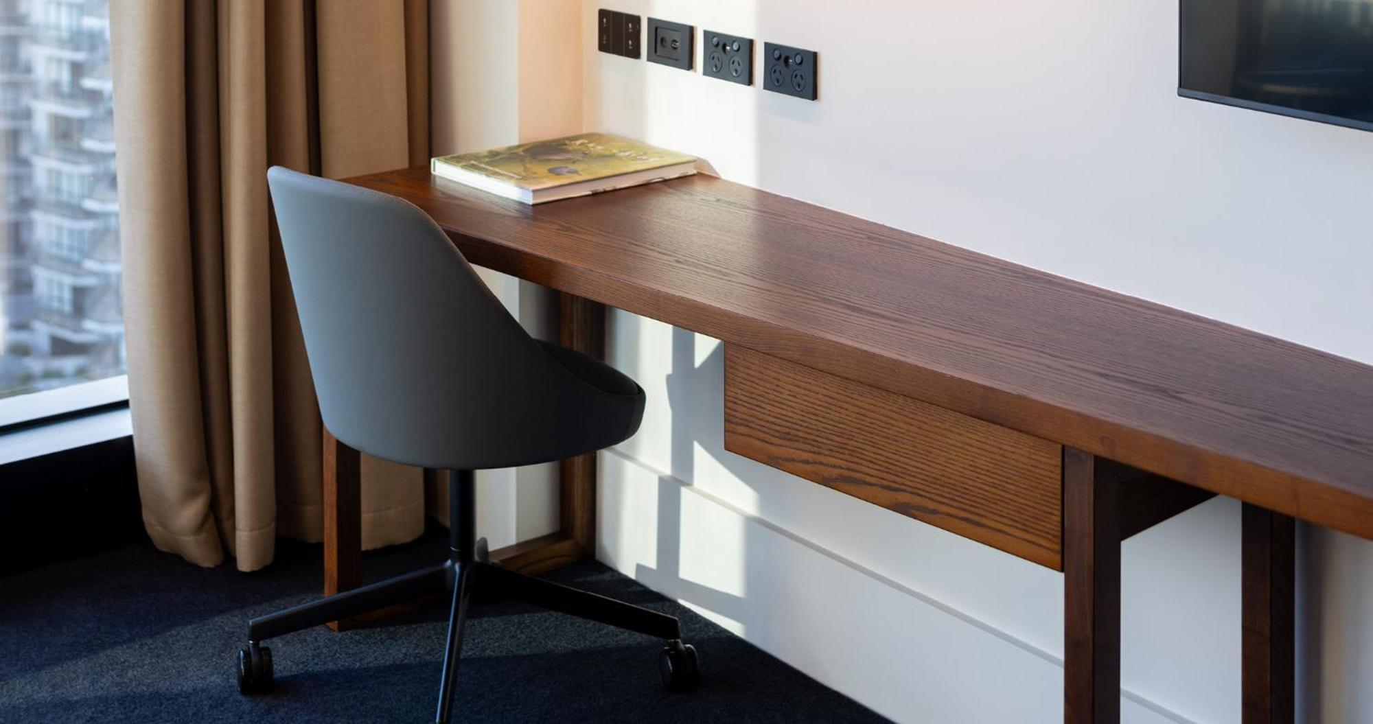 Horizon By Skycity Όκλαντ Εξωτερικό φωτογραφία A desk and chair